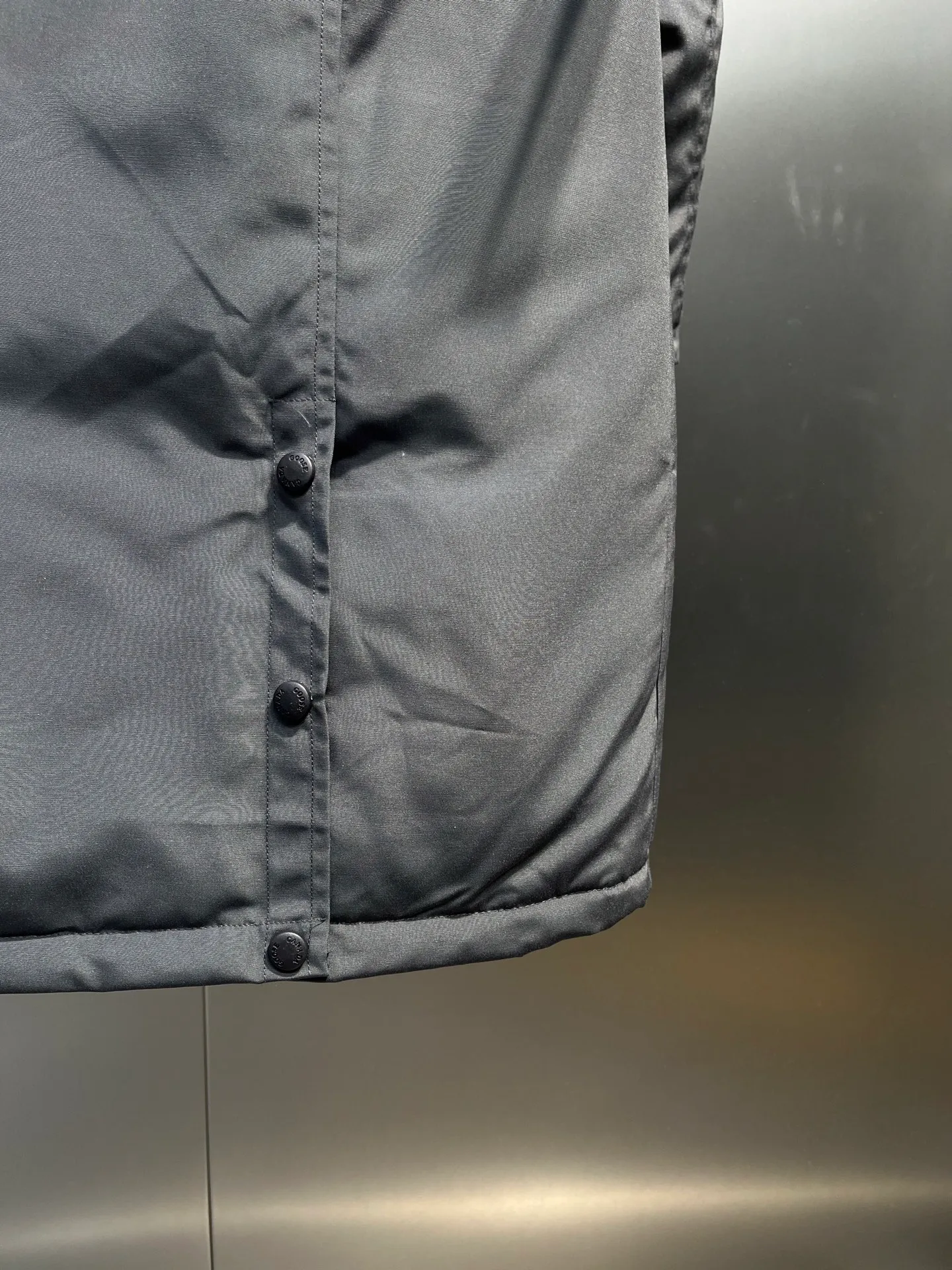 P860 🇨🇦CANADA GOOSE 12 women's models, factory direct supply: supplying global purchasing agents, micro-businesses, entities, Tmall, high-end stalls and studios, free shipping! Trillium Parka Women's 12 "popular" women's models are chosen by Arctic and Antarctic scientific expedition teams as winter wear, the Rolls-Royce of down jackets. ➖ Industry-leading anti-counterfeiting chip sensing. ➖ Imported Behringer embroidery machines and customized embroidery labels, the highest level and industry leading. ➖ Imported Korean 21-count polyester-cotton blended original fabric, TC85 waterproof coated fabric, water-repellent, windproof and wear-resistant. ➖ The new national standard 80 white duck down is filled with an average of 520 grams of down. The amount of down filled is industry-leading. ➖ 100% nylon lon lining with double double-layer sealing design to prevent velvet running, seamless thread design on cuffs! ➖ Western Canadian Green Wolf Collar. ➖ Yoshida YKK provides original factory-customized electroplated sliders. YKK two-way lockable zippers are tight and smooth and do not peel off paint. ➖ 3M composite Velcro is durable and the accessories and hardware are all custom-made. Note: Our copywriting is only simple and clear. Instead of bragging about the copywriting, it is better to compare and understand with samples. Only for the purest, most focused, most professional, highest quality, and most cost-effective!  SIZE:S-XXL